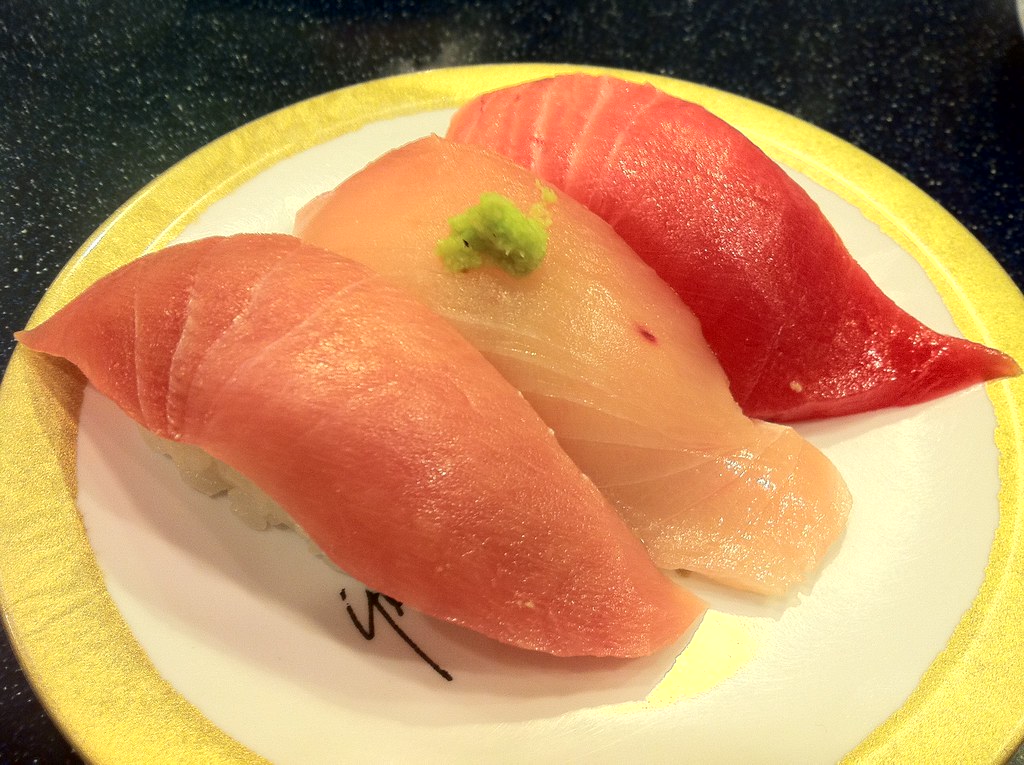 白い皿にのった、まぐろのにぎり寿司3貫