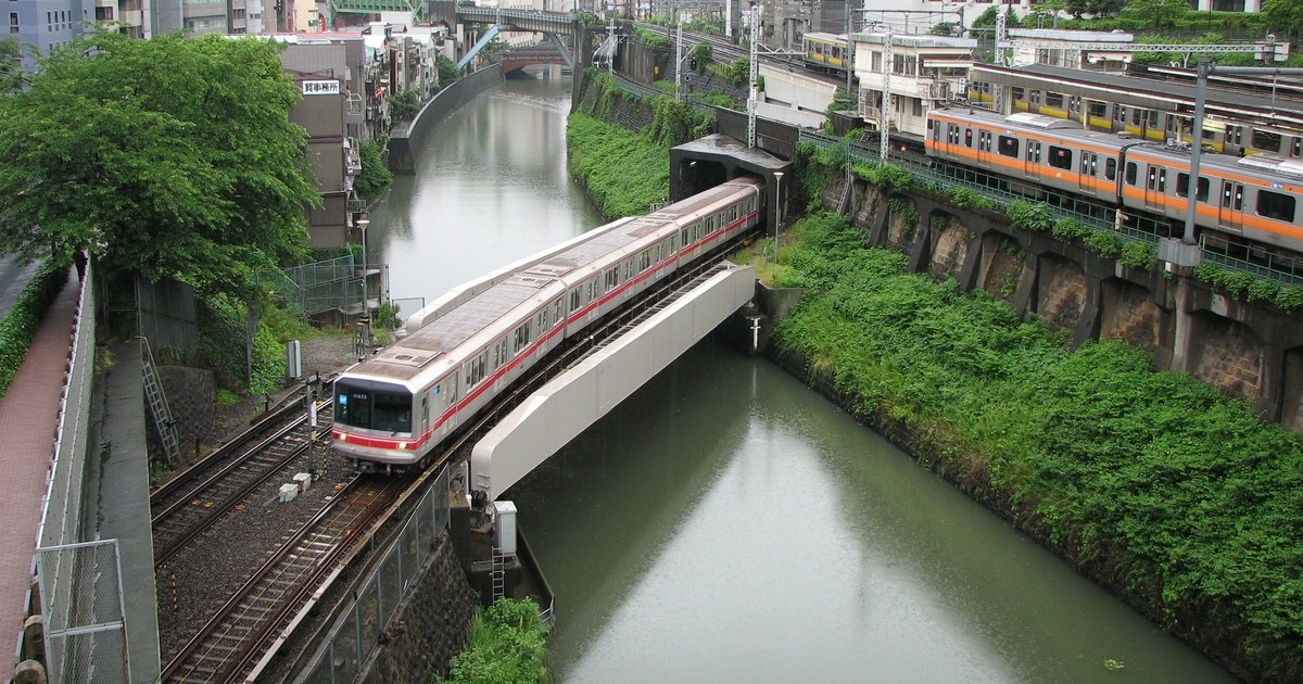 御茶ノ水。神田川を渡る東京メトロ丸ノ内線と、右手を走るJR中央線