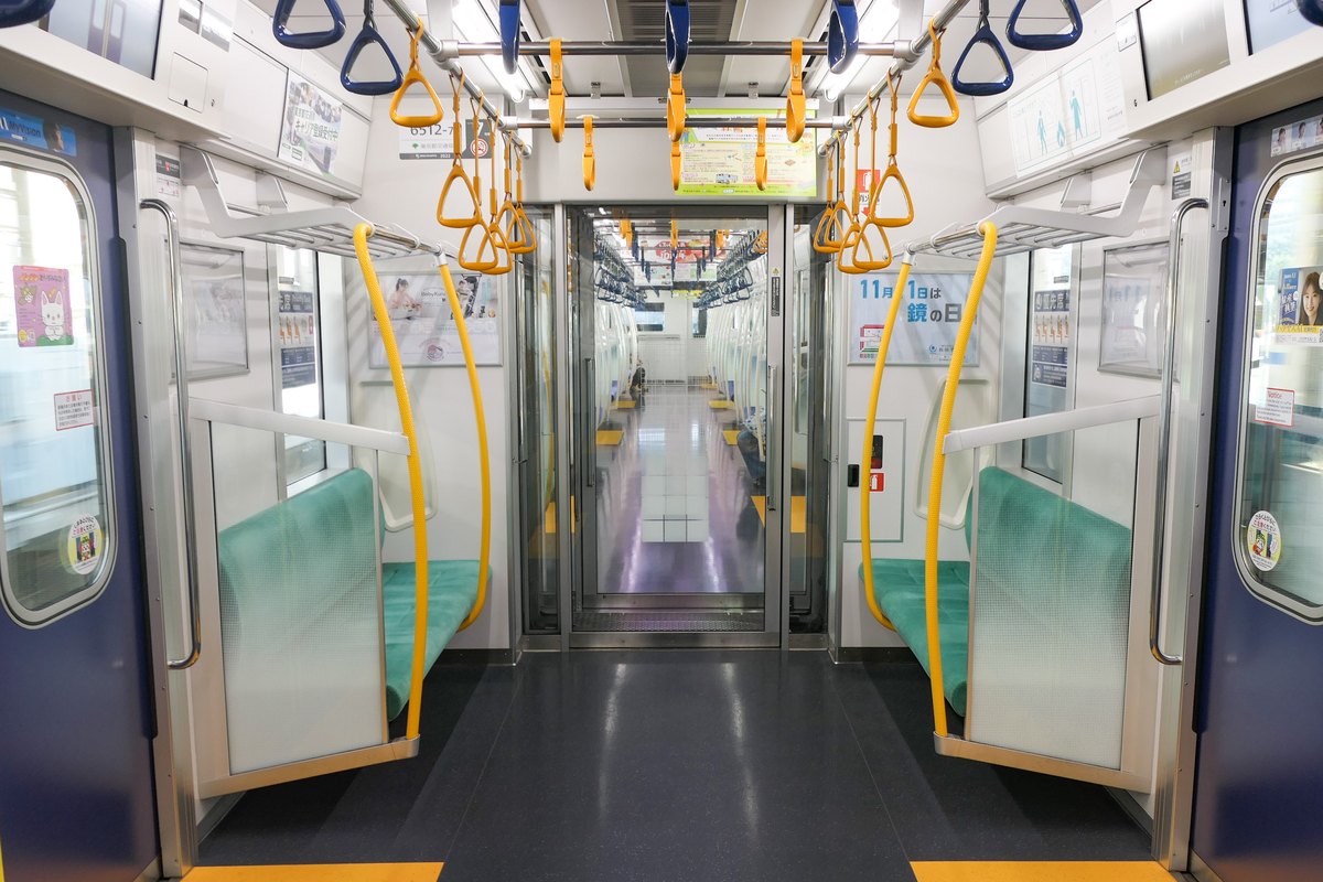 都営地下鉄の車内。ドア横に優先席がある