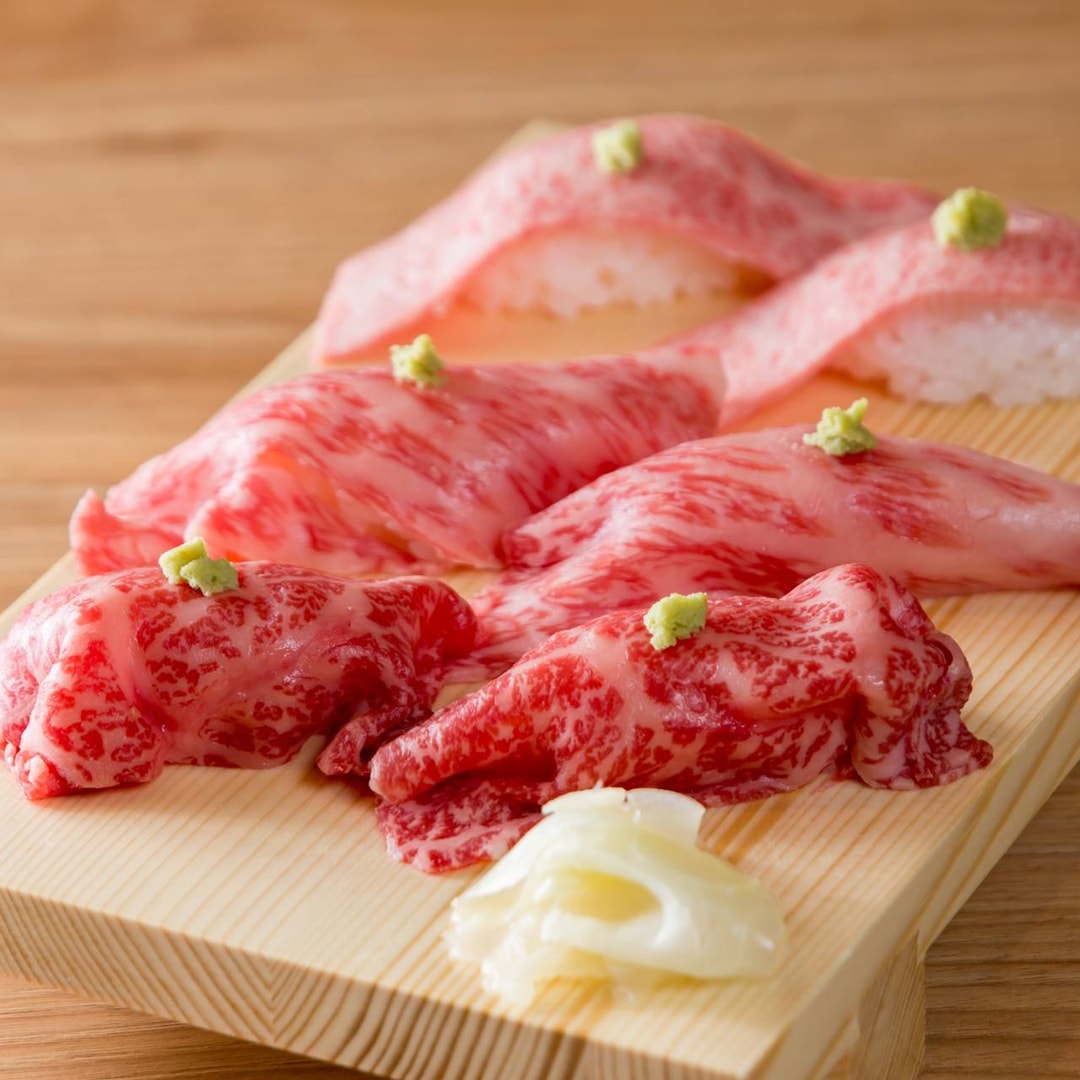 Sushi daging sapi dengan topping wagyu bermarbling