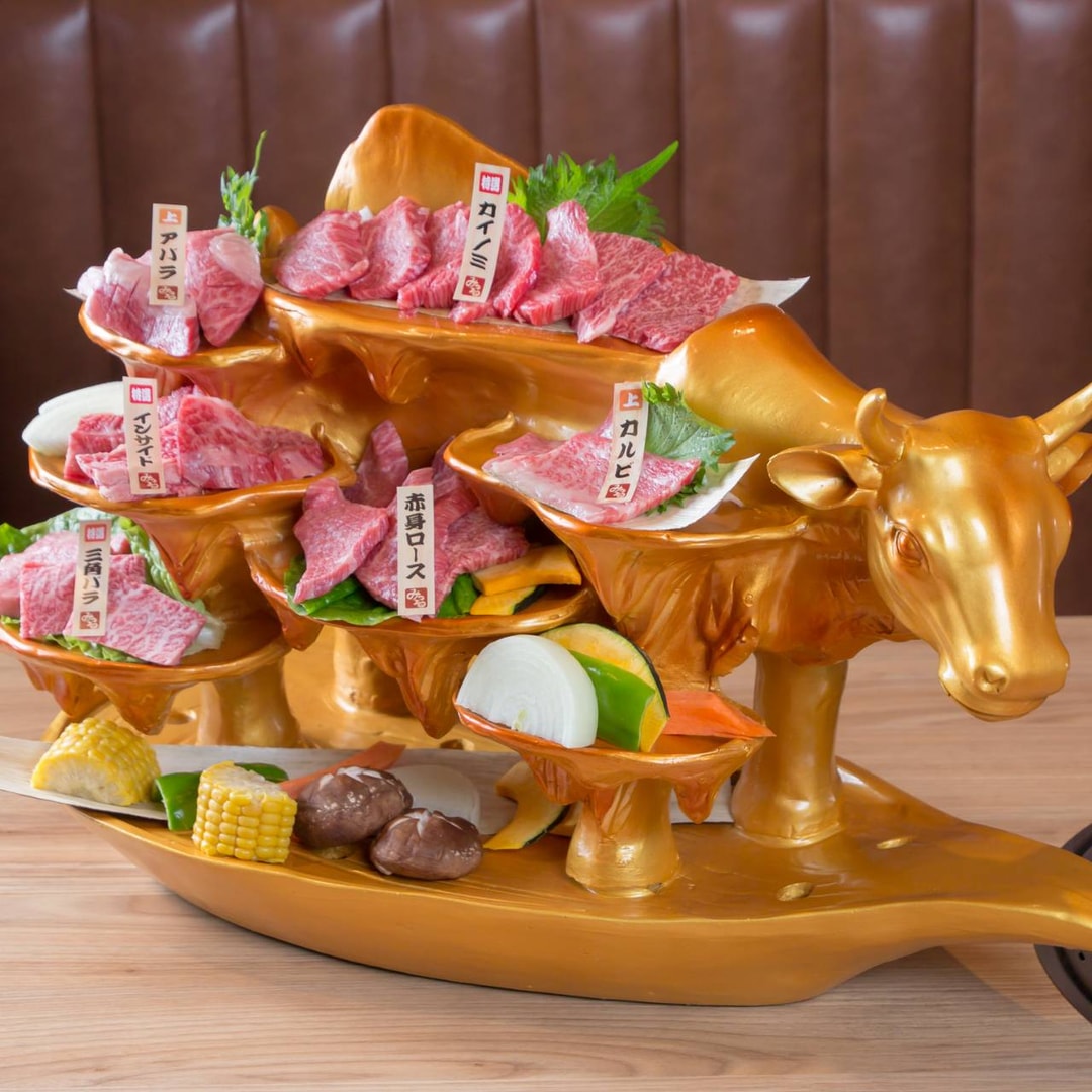 Halal Beef Whole-Cow Platter di atas tatakan emas berbentuk sapi