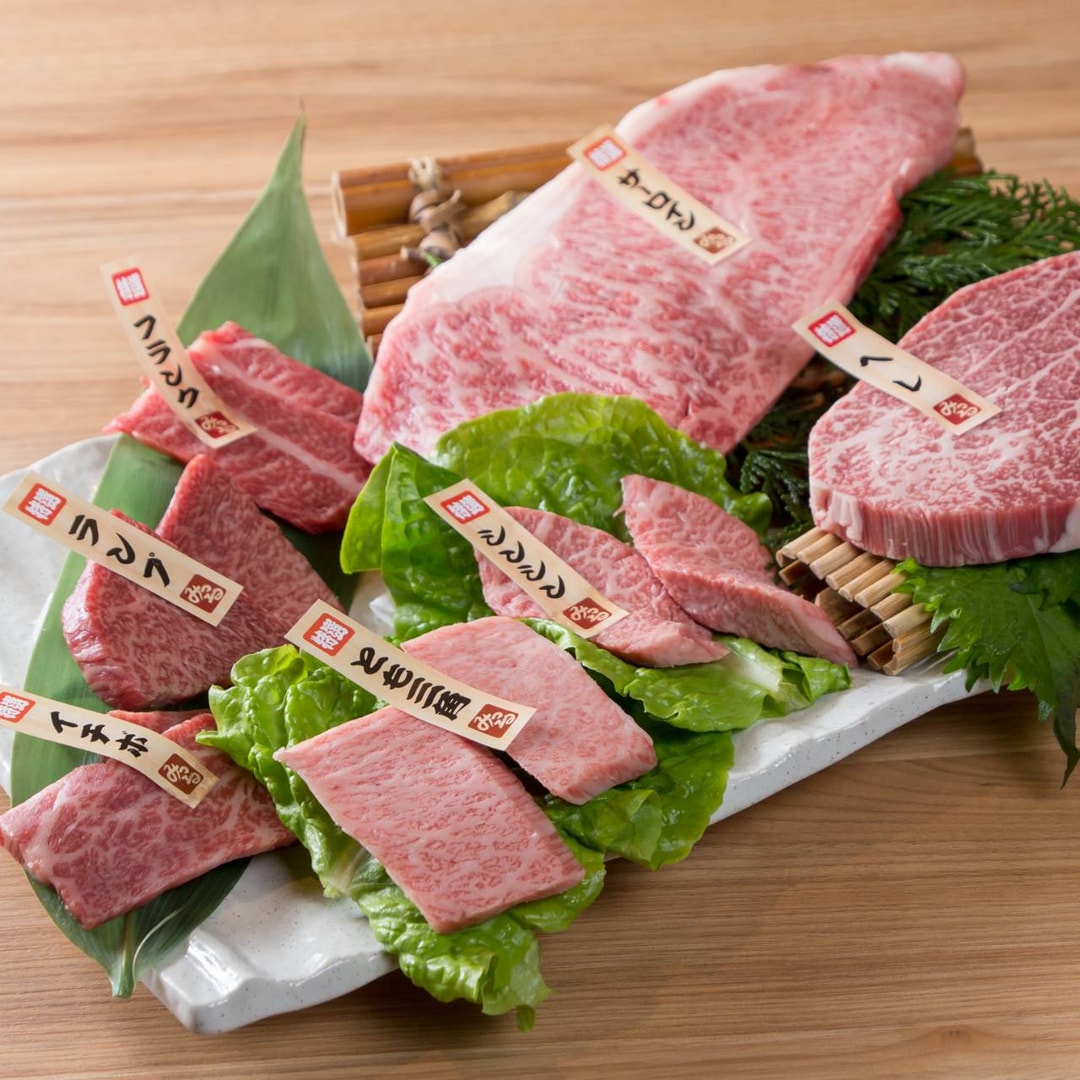 Halal Beef Platter yang ditata di atas daun bambu