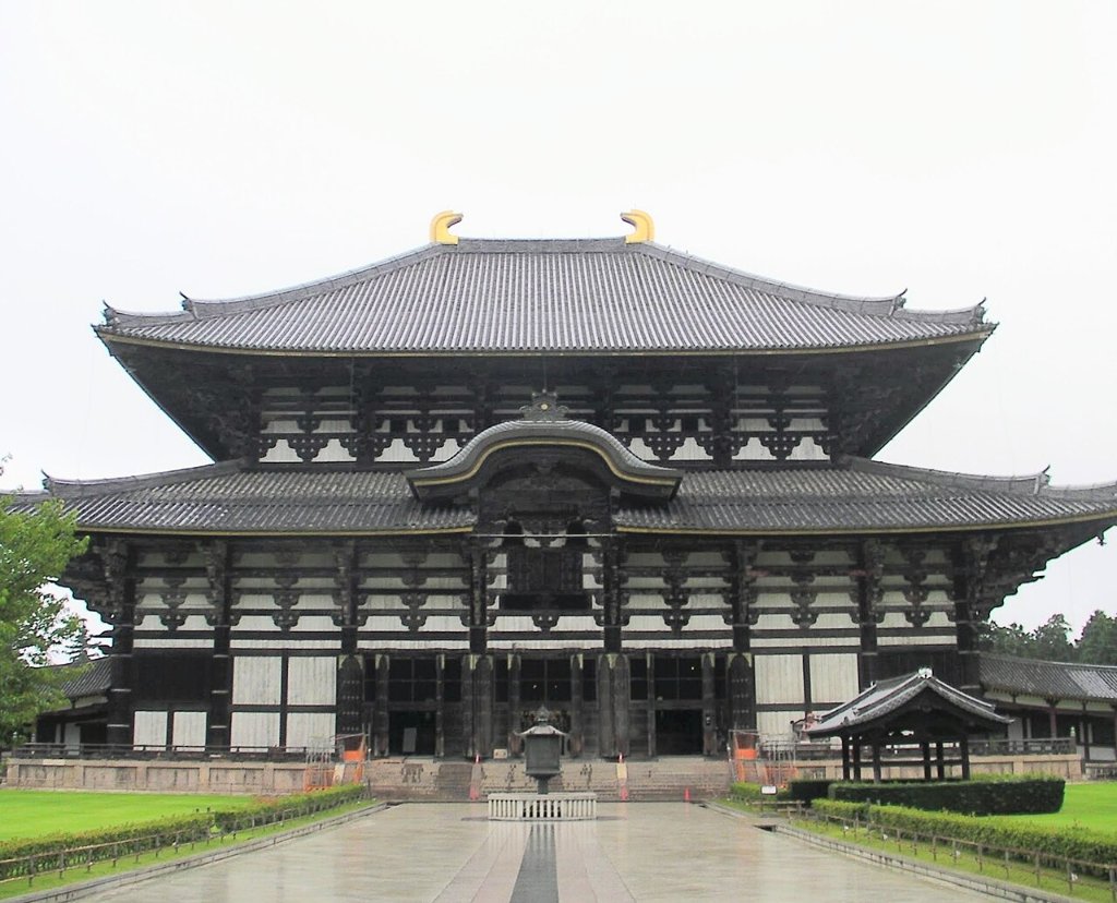 The front of the Great Buddha Hall at Todai-ji, with the approach path in front