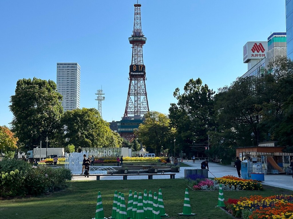大通公園の花壇と噴水の奥に立つ、さっぽろテレビ塔
